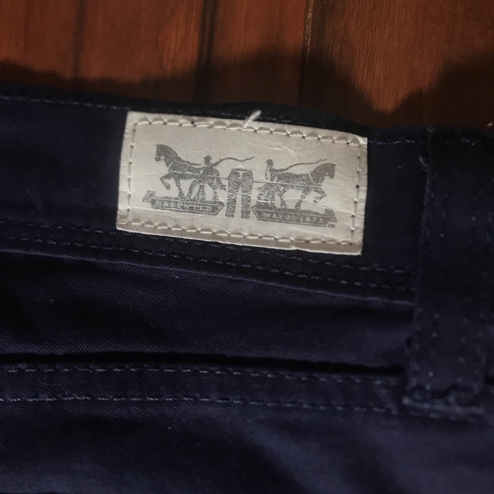 Women’s Levi’s pants size 29.